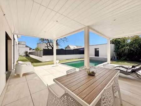 angers : maison contemporaine d'architecte de 210 m2 avec piscine et studio indépendant