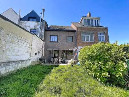 belle maison avec grand un jardin