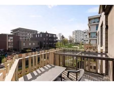 appartement avec terrasse entouré de verdure et de calme