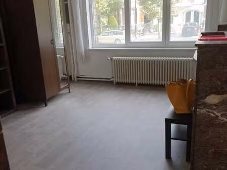 studio lumineux bel-étage 1030