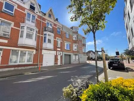 maison à rénover avec garage intégré  située à proximité du