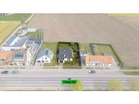 bungalow à rénover avec grand jardin à boezinge