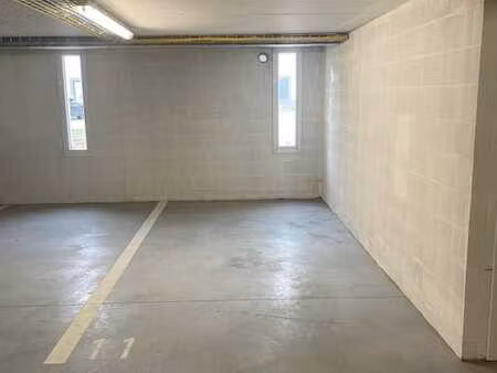 emplacement de parking fermé