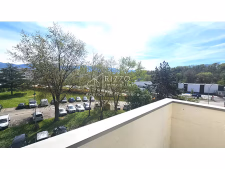 vue dégagée  studio 26m2 avec balcon et cave