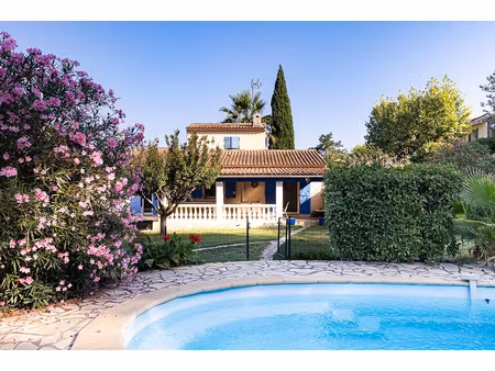 très belle villa avec piscine à la londe les maures