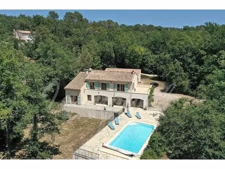 maison avec piscine  double garage et 5 000 m²