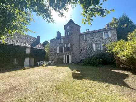 propriété de caractère du xviie siècle avec une tour principale sur 2095m2 de terrain