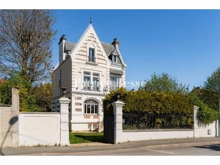 à 30 min de paris  une villa de 1893 restaurée avec soin en bord de seine avec vues...