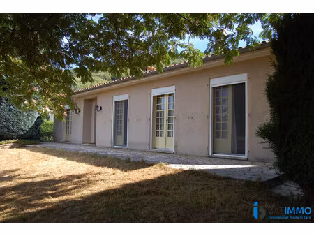 villa - 2300 m² de terrain avec piscine - au calme - beau panor