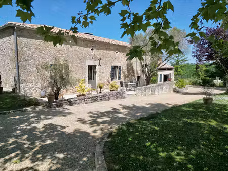 charmante maison en pierre avec piscine