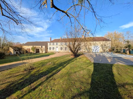 propriété sur le secteur de charbuy sur environ 3 hectares avec dépendances et piscine