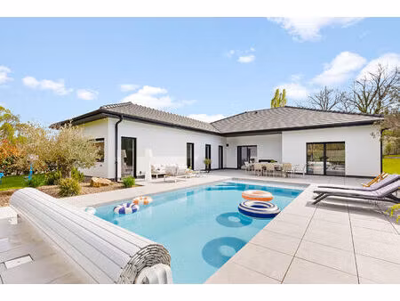 maison de plain-pied d'exception avec piscine et jardin arboré