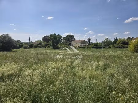 terrain constructible  820m²  réseaux en bordure