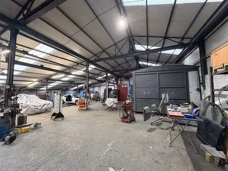 spacieux entrepôt - 800 m2 + bureaux + parkings