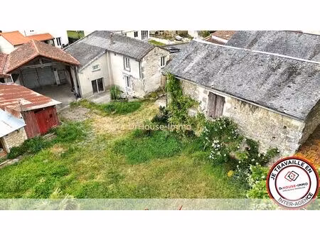 propriété de caractère avec des dépendances et jardin
