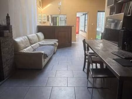 vaste habitation au fort potentiel  idéale pour une professi