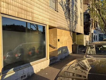st etienne terrenoire. local commercial ou professionnel au rez de chaussée d'un immeuble 