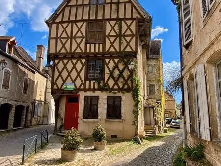 immeuble mixte à usage de commerce et d'habitation.