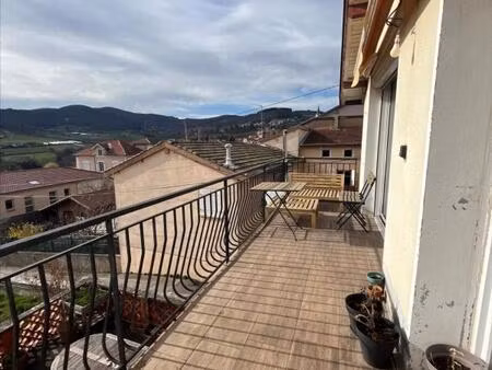 t4 de 83m² avec balcon et vu dégagé à vaugneray