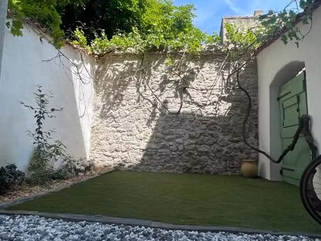 lorgues  appartement t3 de 51 m²  entièrement rénové  avec cour extérieure