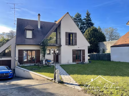 rochefort-en-yvelines  maison familiale de caractère avec 6 chambres  jardin de 2 400 m² e
