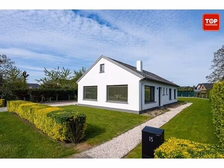 instapklare open bebouwing met mooie tuin en gelijkvloers karakter.