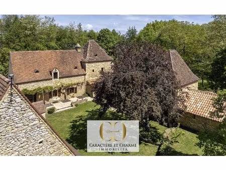 ancienne métairie du xviiie siècle sur 15 hectares. gîtes. piscine. proche sarlat