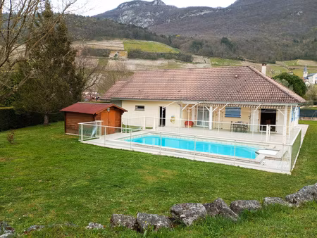 jjongieux villa de 2002 sur 1960 m² de terrain