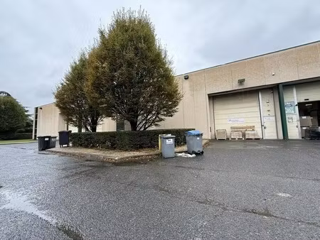 location local d'activités 369 m²