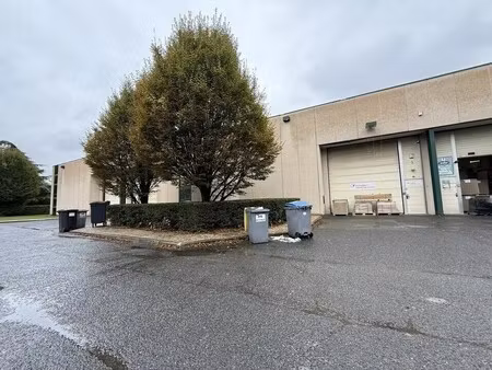 location local d'activités 369 m²