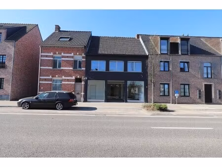 handelspand met bovengelegen appartement nabij het centrum van merksplas.
