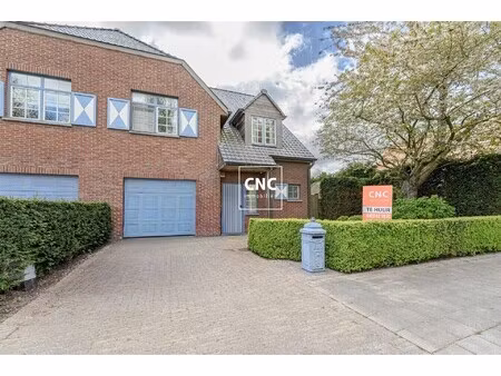 ruime koppelvilla met tuin en open zicht in middelburg