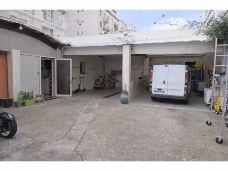 pour investissement : local commercial + parkings + 3 logements