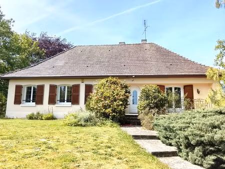 belle maison dans charmant village  plein-pied  4 chambres  beau jardin  près de mortemart