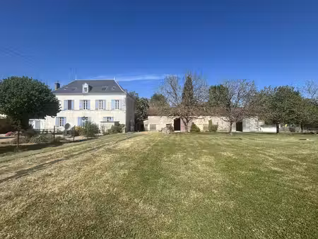 manoir avec gite  piscine hors sol  dépendances sur terrain