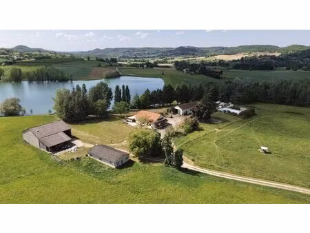 valeilles maison avec 5 chambres  granges  piscine 6 6 hectares