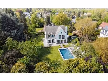 villa de caractère 5 ch. avec piscine sur terrain de fond