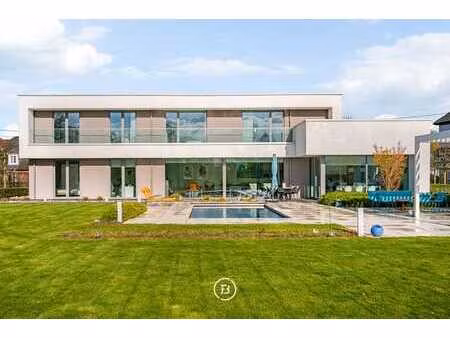villa moderne avec piscine et confort de vie ultime