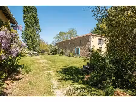 l'élégance rustique : vaste domaine familial et ses gîtes dans un écrin de verdure