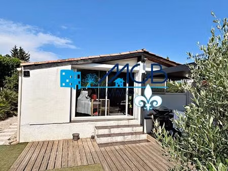 maison dans domaine avec piscine