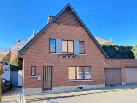 jolie maison avec garage et petit jardin