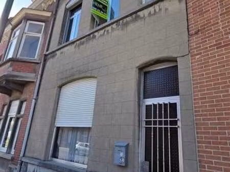 maison 3 chambres avec terrasse et jardin.