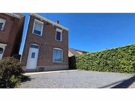 maison 4 façades avec parking et jardin.