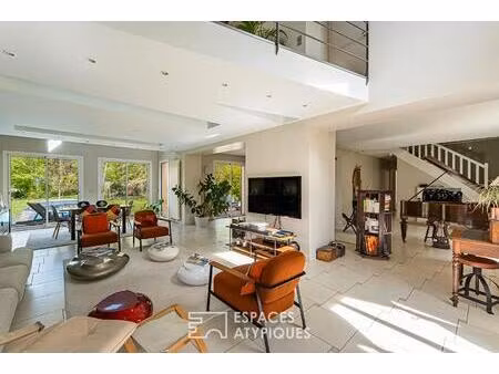 maison contemporaine avec piscine dans un cadre verdoyant d'exception