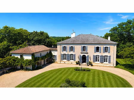 domaine avec maison de maître  dépendances et 4ha volumes re