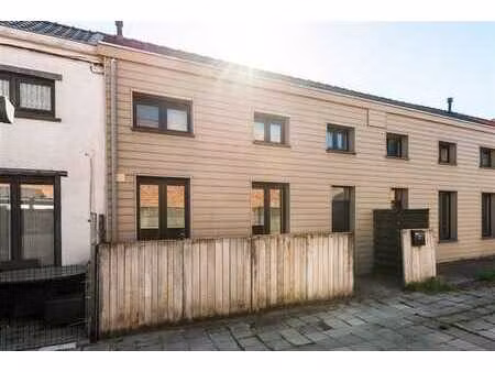 maison rénovée avec 1 chambre.