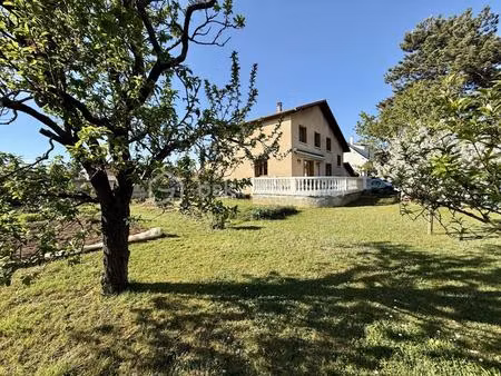 chassieu centre - maison familiale au calme et sans vis-à-vis avec un beau terrain