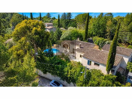 maison de 170 m2 avec garage et piscine sur une parcelle de