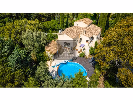 maison de 220 m2 avec garage et piscine sur une parcelle de