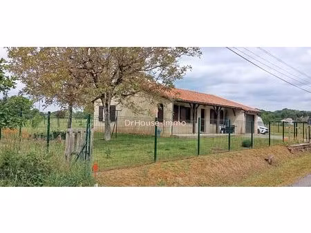 maison de plain-pied avec garage dans un cadre verdoyant